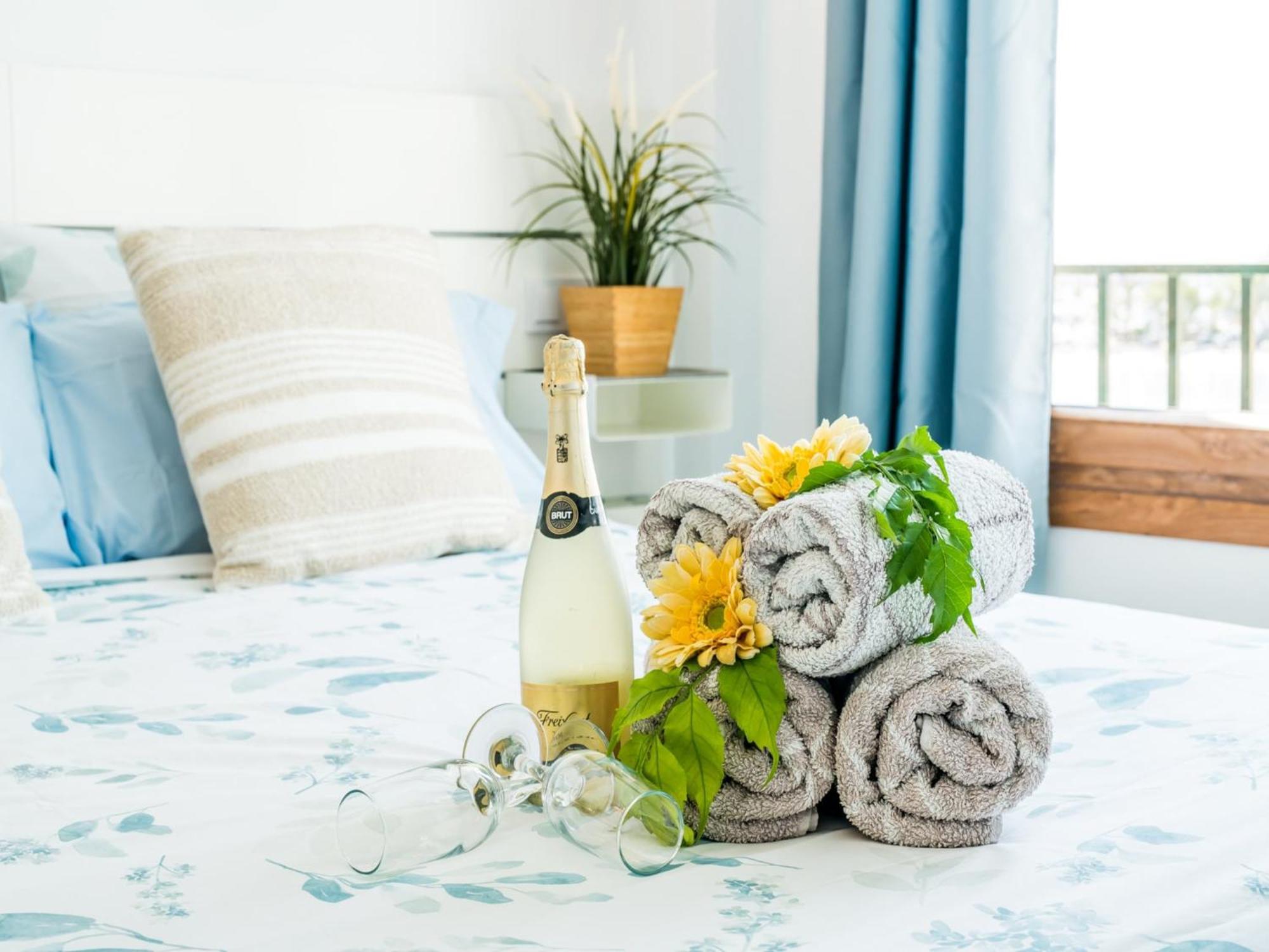Apartment Beachfront With Sea Views *